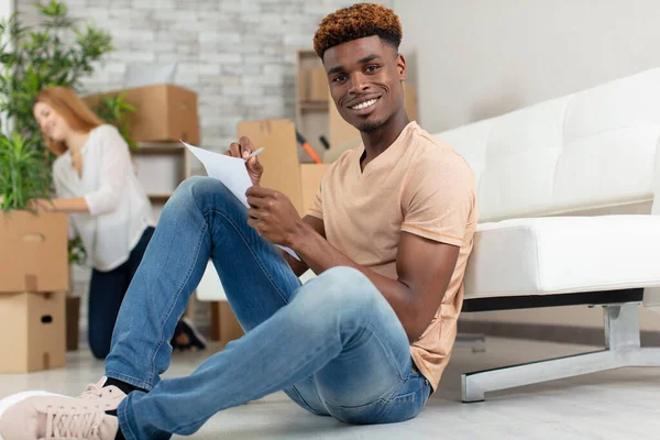 Mann Mit Stift Und Blatt Papier Neuen Zuhause — Stockfoto