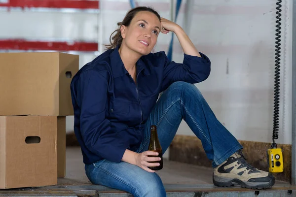 Trabalhador Feminino Sentou Baía Carregamento Tendo Uma Cerveja — Fotografia de Stock