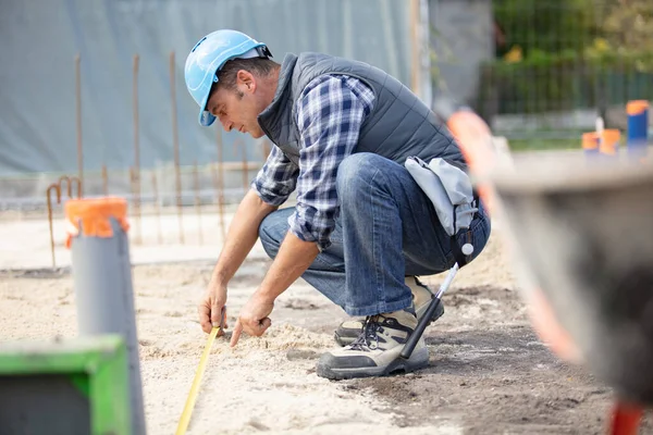 Construction Worker Measuring Foundations Site — Stock Photo, Image