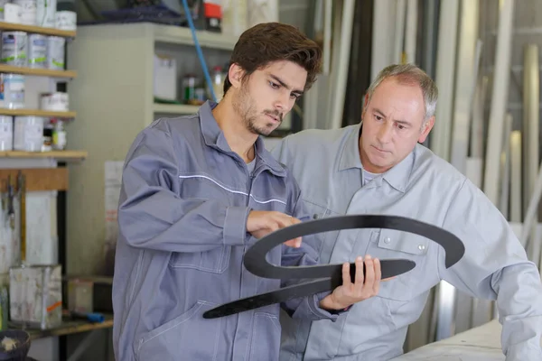 Schilder Controleren Metalen Stuk Voor Het Schilderen — Stockfoto