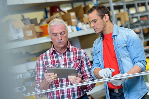 Uomini Che Guardano Tablet Fabbrica — Foto Stock