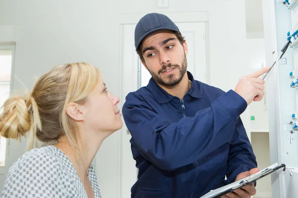 Kvinnlig Kund Ser Vad Arbetstagaren Visar Henne — Stockfoto