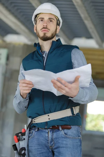 Besinnlicher Bauherr Mit Plänen — Stockfoto