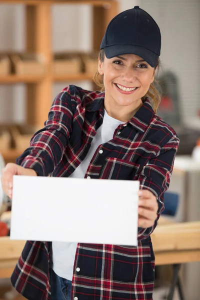 Lycklig Kvinnlig Arbetare Med Banderoll — Stockfoto
