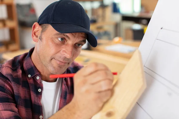 Jovem Carpinteiro Está Escrevendo Algo Seu Plano — Fotografia de Stock