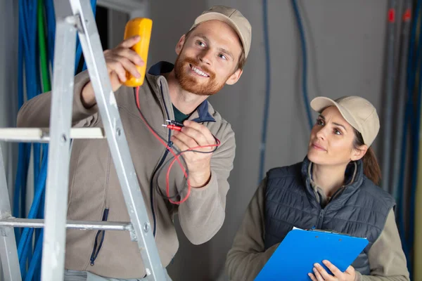 Kvinna Och Skäggig Ung Man Som Gör Diy Renoveringar — Stockfoto