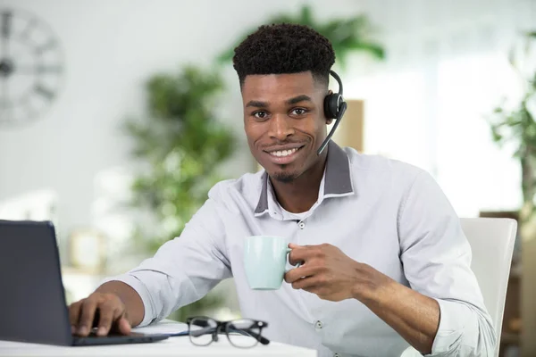 Άνθρωπος Κάθεται Στο Γραφείο Εργασίας Από Σπίτι Στον Υπολογιστή — Φωτογραφία Αρχείου