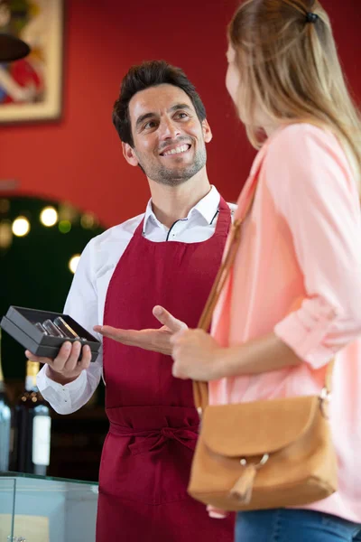 Salesman Giving Woman Advice Buying Bottle Red Wine — Stock Photo, Image