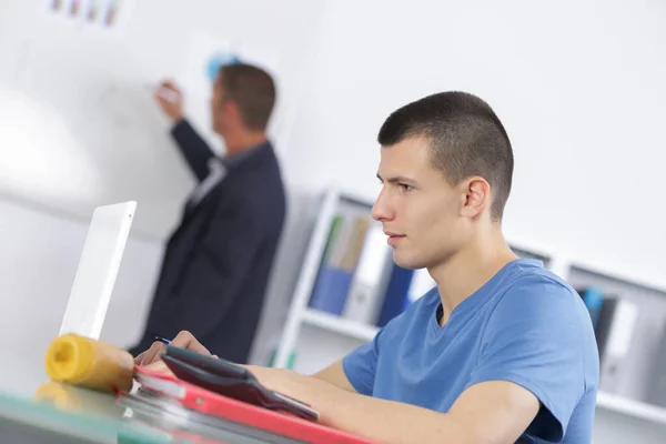 Étudiant Salle Classe Bureau Avec Ordinateur Portable — Photo