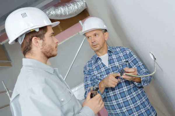 Polier Zeigt Elektriker Lehrling Demontierte Steckdose — Stockfoto