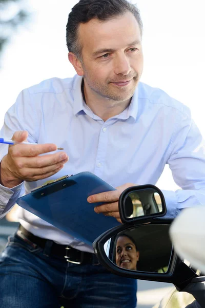 Estudante Feliz Motorista Tendo Teste Condução — Fotografia de Stock