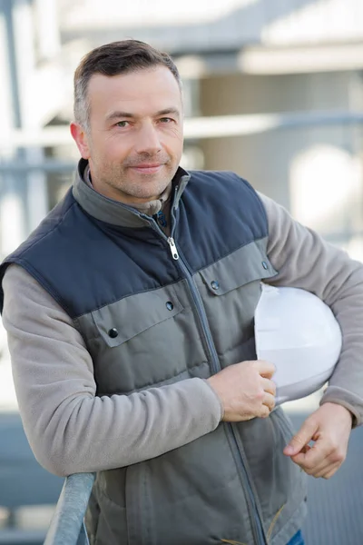 Portret Van Mannelijke Werknemer Buiten Met Zijn Helm — Stockfoto