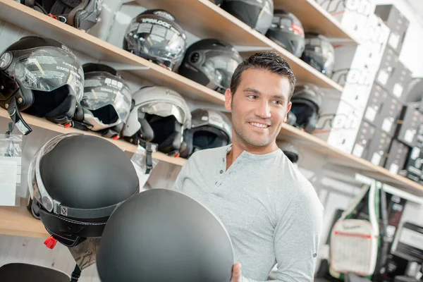 Hombre Sosteniendo Dos Cascos Choque —  Fotos de Stock