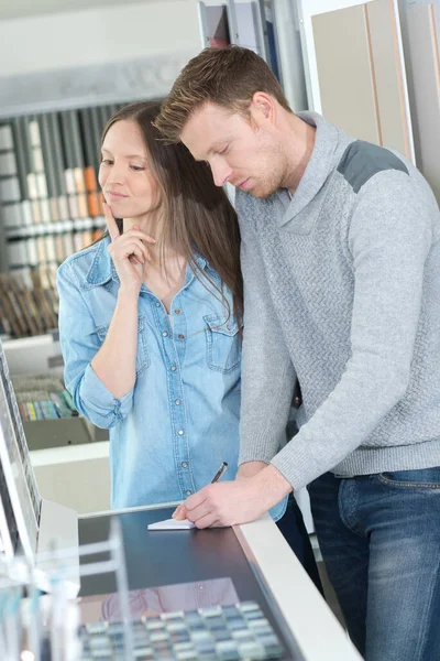 Jong Paar Kiezen Keramische Tegels Voor Badkamer — Stockfoto