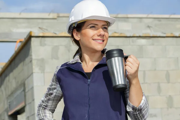 女建筑工人拿着一杯咖啡 — 图库照片