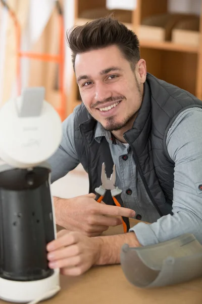 Handwerker Bei Der Allgemeinen Reparatur Der Kaffeemaschine Der Küche — Stockfoto