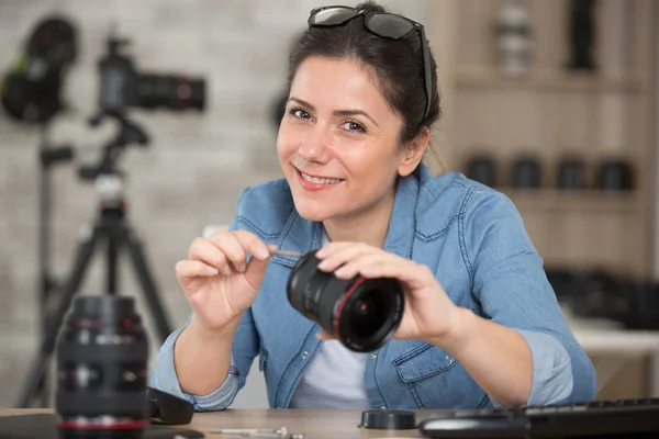 Жінка Працює Фотоапаратом — стокове фото