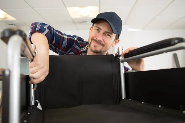 Uomo Che Ripara Una Sedia Rotelle Officina — Foto Stock