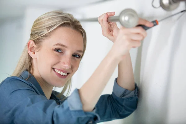 Jonge Vrouw Veranderen Gloeilamp — Stockfoto