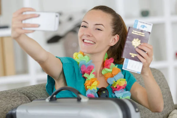 Jong Gelukkig Vrouw Maken Selfie Foto Met Paspoort — Stockfoto
