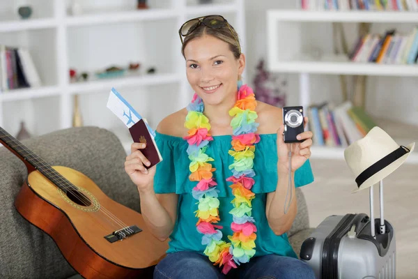 Mujer Vacaciones Mostrando Pasaporte Cámara —  Fotos de Stock