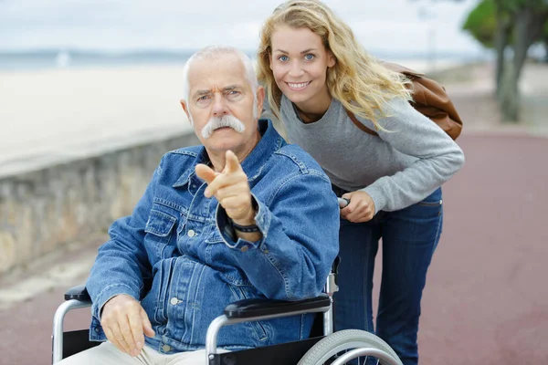 Porträtt Äldre Pappa Rullstol Dotter Utomhus — Stockfoto