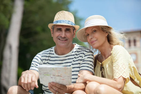 Idős Pár Turista Nézi Város Térképét — Stock Fotó