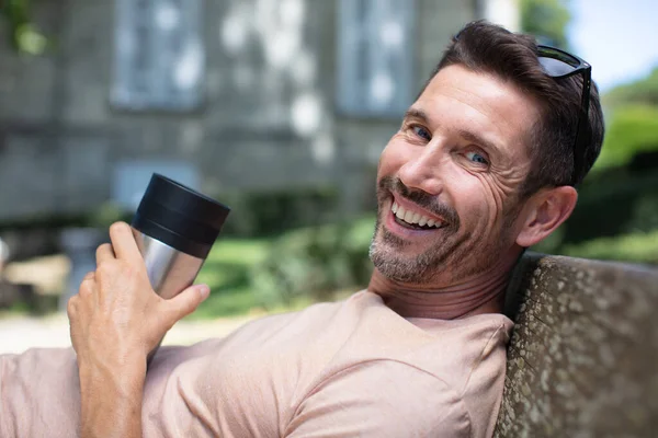 Yakışıklı Bir Adamın Portresi Bankta Oturmuş Kahve Içiyor — Stok fotoğraf
