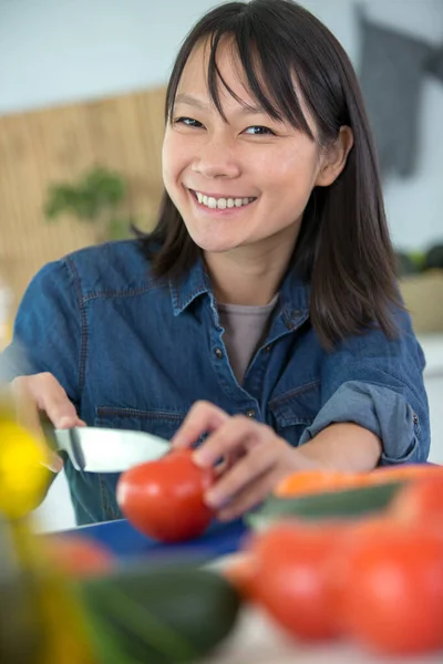 Jovem Mulher Feliz Cortando Tomates — Fotografia de Stock