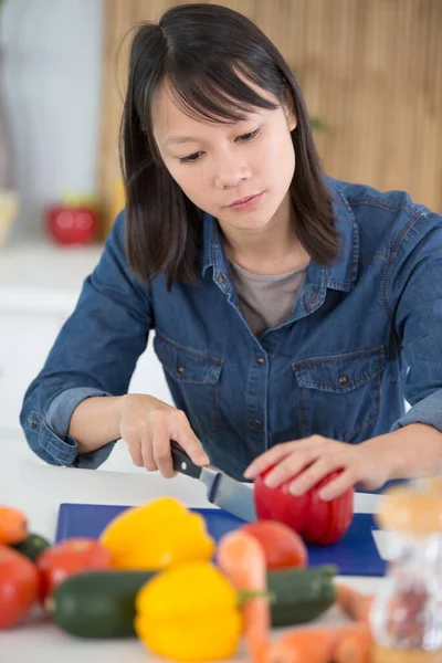 Hermosa Asiático Mujer Cocina Vegetal —  Fotos de Stock