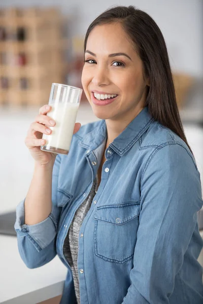 Close Portret Van Vrouw Drinken Verse Melk — Stockfoto