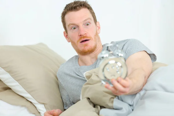 Retrato Homem Acordando Tarde — Fotografia de Stock