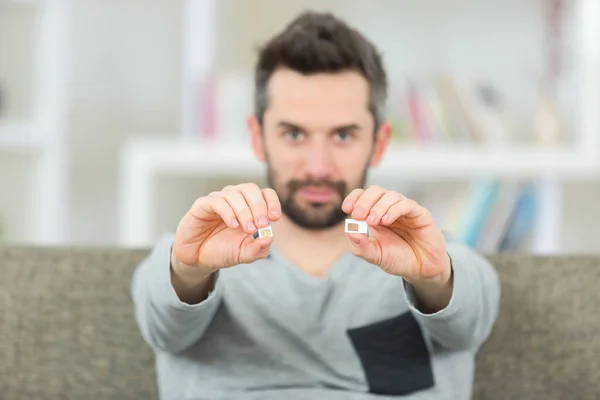 Stilig Man Hand Håller Sim Kort — Stockfoto