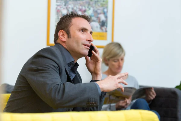 Man Met Behulp Van Mobiele Telefoon Tijdens Het Wachten — Stockfoto