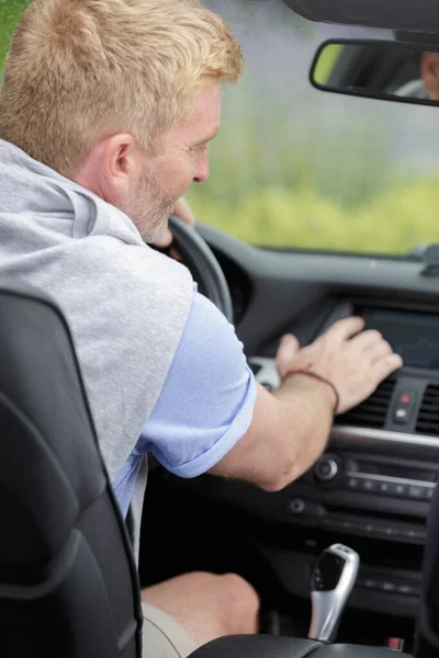 Man Changing Dashboard — Stock Photo, Image