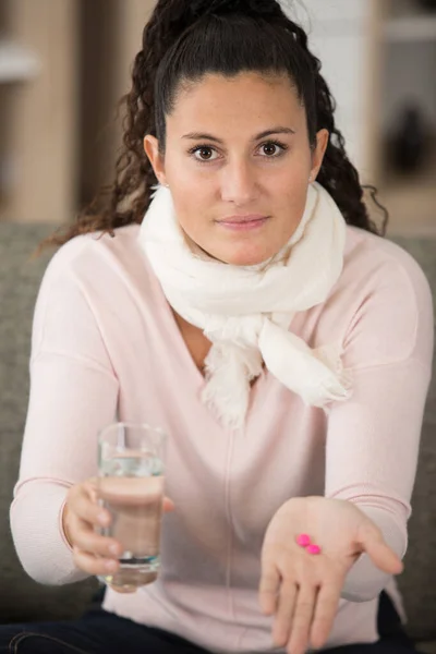 Donna Che Prende Pillole Con Acqua — Foto Stock