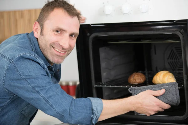 Homem Assar Croissants Forno Dentro Casa — Fotografia de Stock