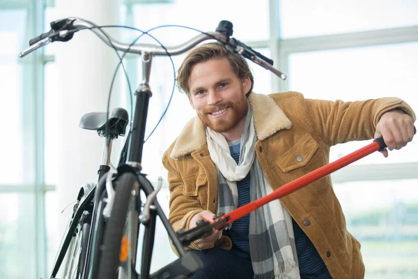 Ευτυχισμένος Άντρας Πρέπει Κόψει Την Κλειδαριά Του Ποδηλάτου Του — Φωτογραφία Αρχείου