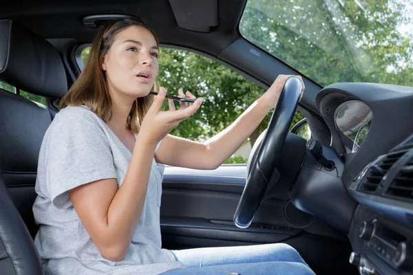 Kvinnlig Förare Bil Använder Sin Smartphone — Stockfoto