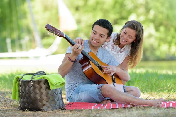 Jovem Tocando Guitarra Durante Piquenique Com Namorada — Fotografia de Stock
