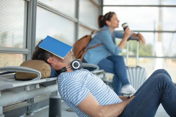 Uomo Che Pisolino All Aperto — Foto Stock