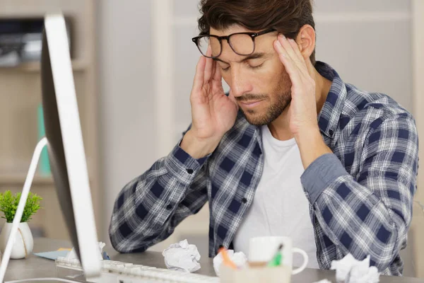 Affärsman Med Huvudvärk Kontoret — Stockfoto