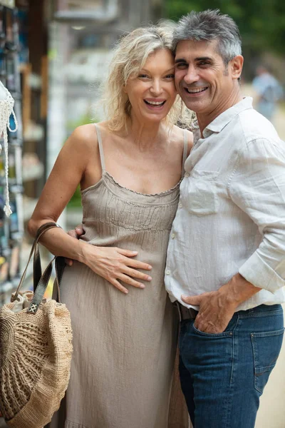 Lyckliga Par Köpa Saker Utomhus — Stockfoto