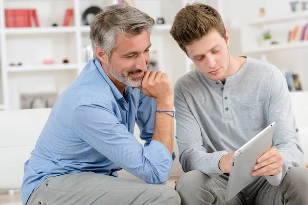 Padre Hijo Viendo Algo Una Tableta — Foto de Stock