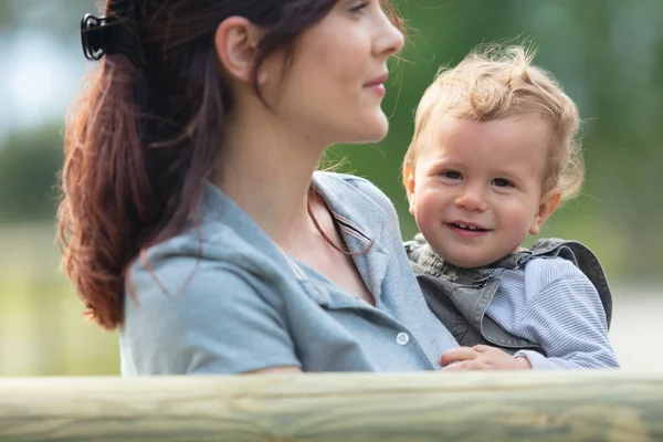 Junge Mutter Und Baby Park — Stockfoto