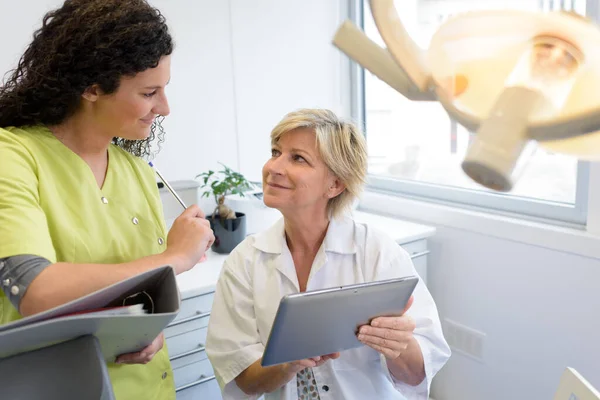 Assistente Dentário Ouvir Dentista — Fotografia de Stock