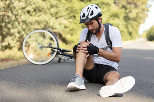 Radfahrer Stürzte Beim Radfahren Vom Rennrad — Stockfoto