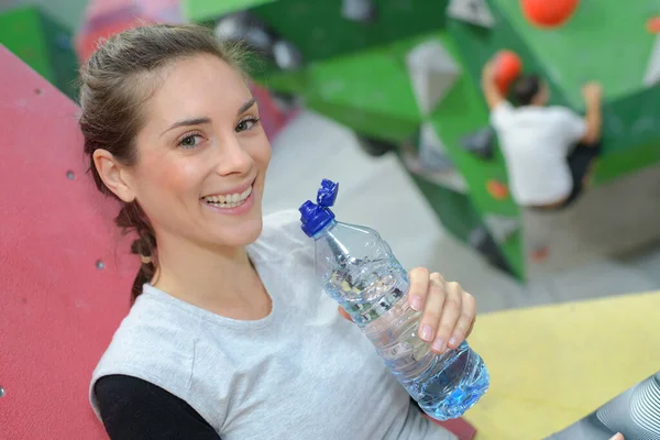 Gelukkig Vrouw Drinkt Water Rust Klimmen Muur Centrum — Stockfoto