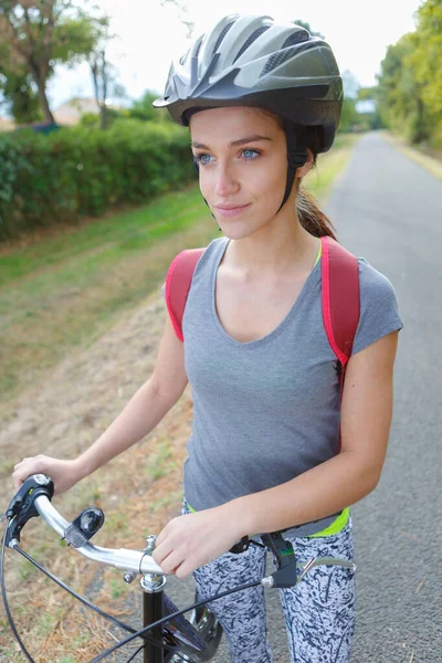 Mujer Joven Con Una Bicicleta Naturaleza —  Fotos de Stock