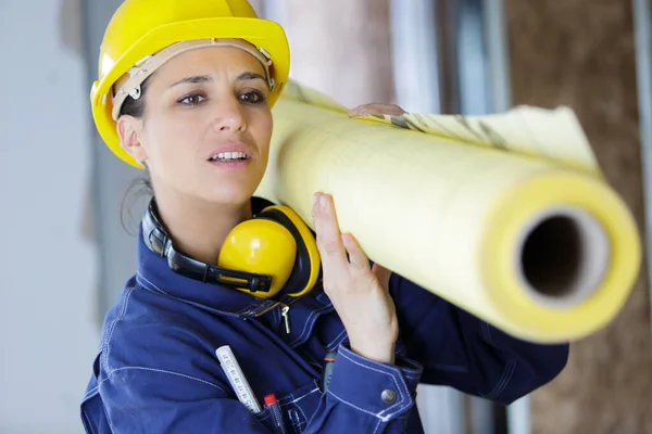 Vrouw Elektricien Houdt Het Papieren Plan — Stockfoto